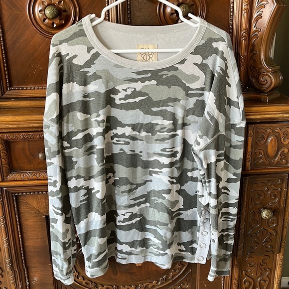 Chaser Tops - Chaser camo print crew neck long sleeve stretchy comfy oversized slouchy top M